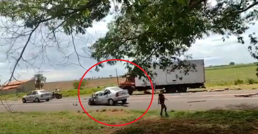 Vídeo - Motorista morre após bater carro de frente com caminhão