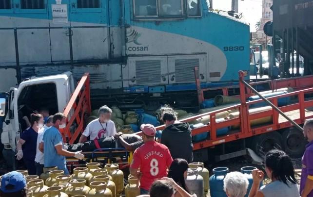 Motorista fica ferido após caminhão carregado com botijões de gás ser atingido por trem em Bálsamo