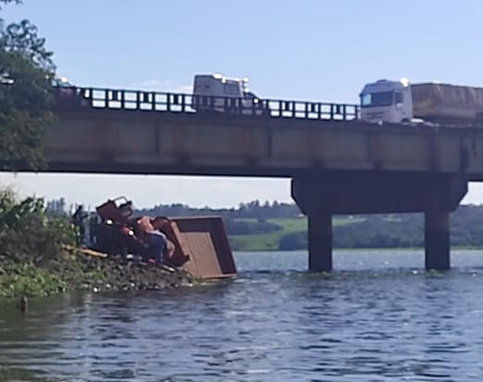 Caminhão cai em rio e deixa dois mortos no limite entre Sales e Mendonça