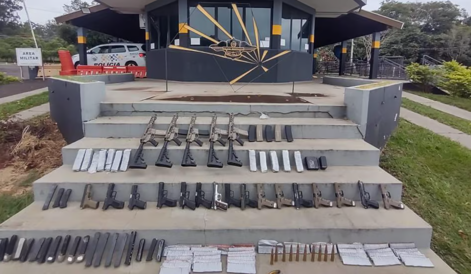 Casal é preso com arsenal escondido em fundo falso de carro na SP-333