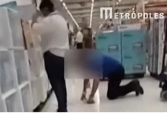 Vídeo: vendedor é humilhado por gerente enquanto limpa chão de joelhos