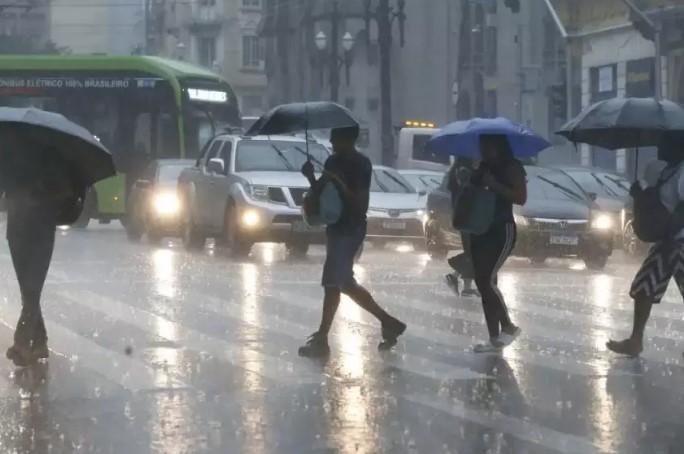 Inmet alerta para chuvas intensas no fim de semana