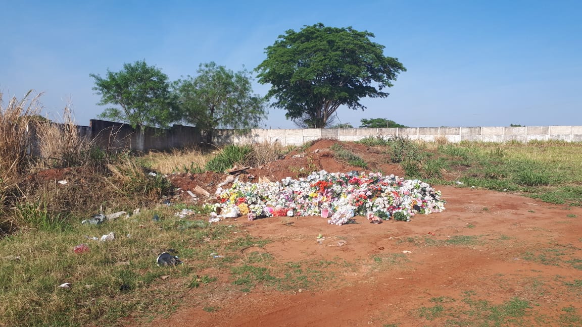 Jales - Prefeitura retira flores de vasos em Cemitério e População se revolta !