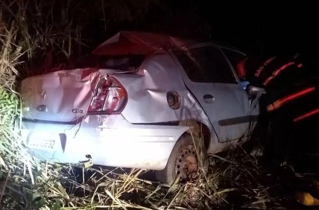 Carro capota e mulher morre após ser arremessada do veículo