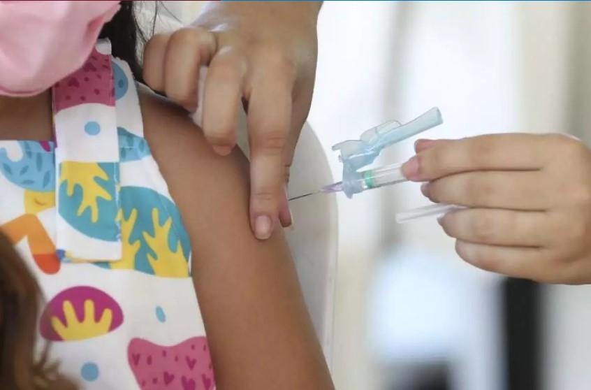 Projeto que desobriga vacinação infantil contra Covid ganha força