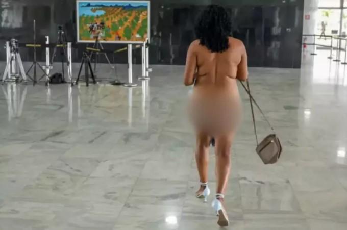 Mulher entra nua no Planalto para ver Lula e Alckmin; VÍDEO
