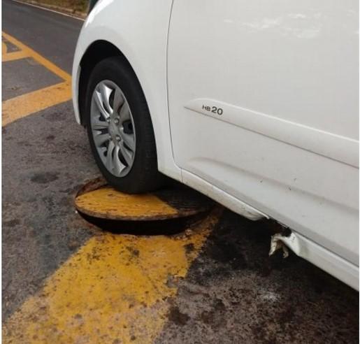 Motorista quer R$ 11 mil de Prefeitura porque estragou carro em tampa de bueiro
