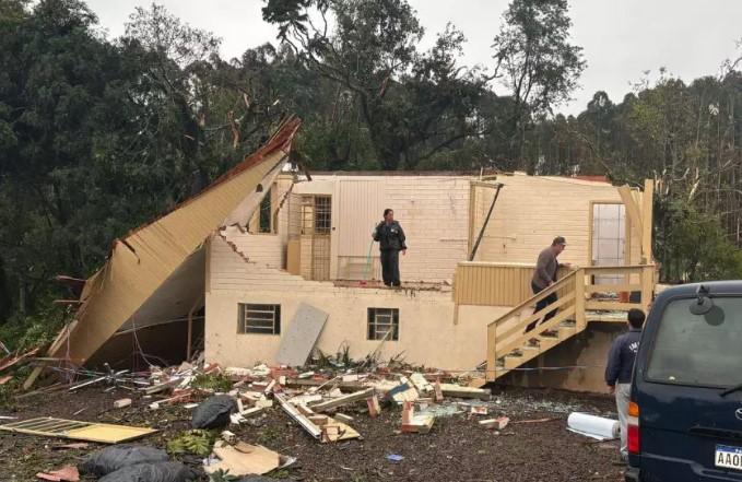 Tornado danifica mais de 200 casas após atingir cidade gaúcha