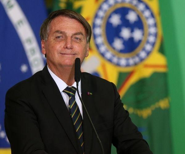 Bolsonaro já ganhou 7,5 mil presentes, incluindo livro de Suplicy e 83 Bíblias