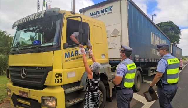 Governo de SP anuncia distribuição de 140 mil kits de alimentação para caminhoneiros 