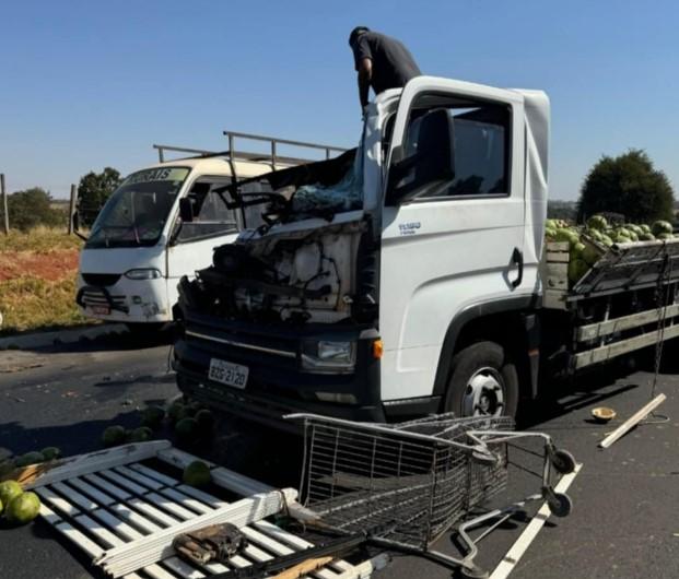 Colisão entre caminhões na Rodovia Euclides da Cunha resulta em morte de passageiro