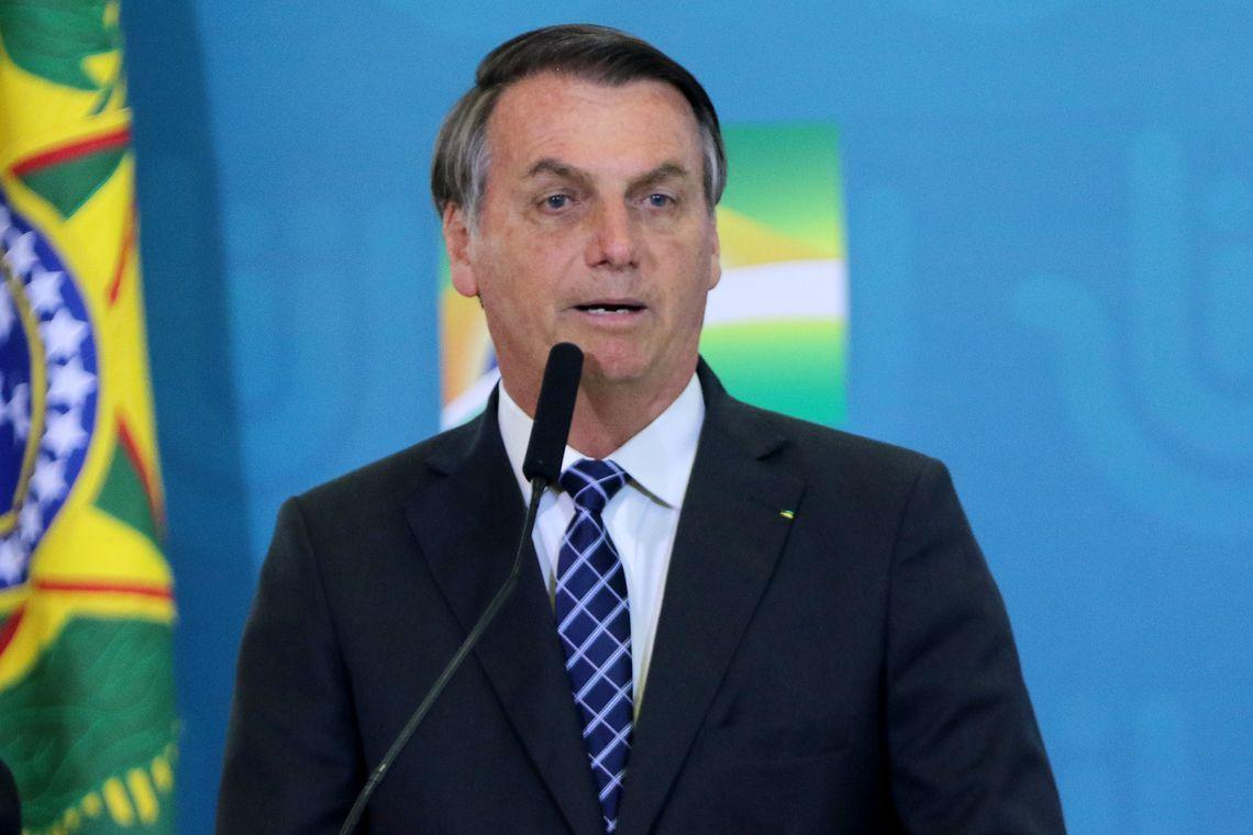 Bolsonaro diz a apoiadores que fez 'chapa do pulmão' e teste de covid-19