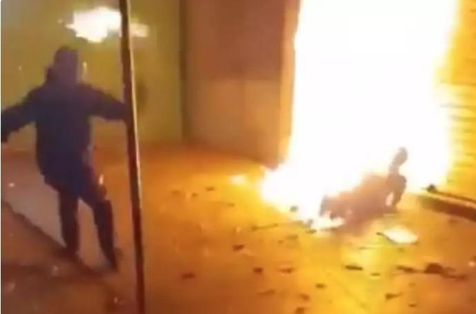 Adolescente incendeia morador de rua e transmite ao vivo
