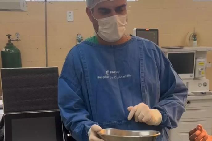 Mineiro com 35 pedras na bexiga impressiona até o médico; VÍDEO