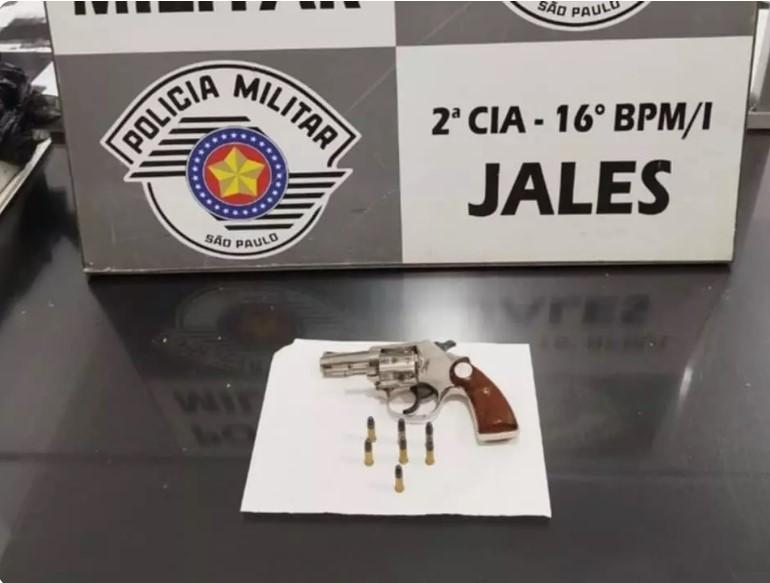 Homem é preso por porte ilegal de arma em abordagem policial em Vitória Brasil