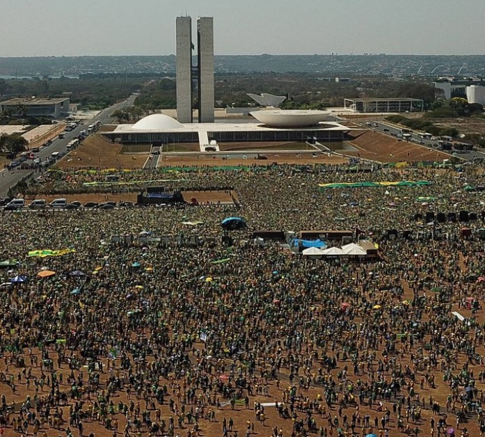 Bolsonaro faz ameaça golpista a STF e Fux em ato com milhares