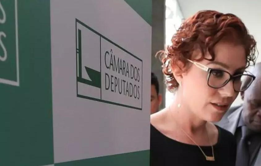 TSE multa Carla Zambelli em R$ 30 mil por fake contra Lula na eleição