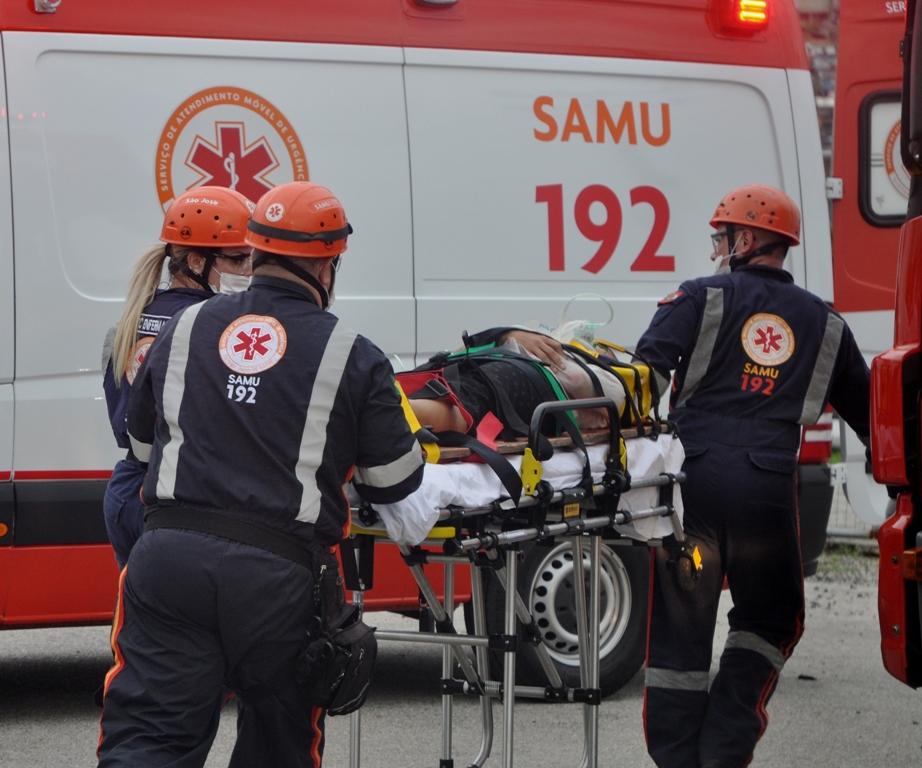 Motociclista se fere após ser atingida por cabo baixo em avenida de Cardoso