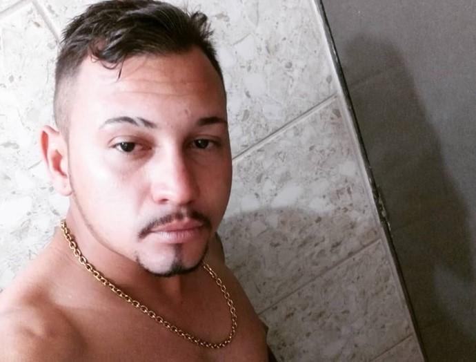 Rapaz leva duas facadas no peito na praça central de Estrela d’Oeste