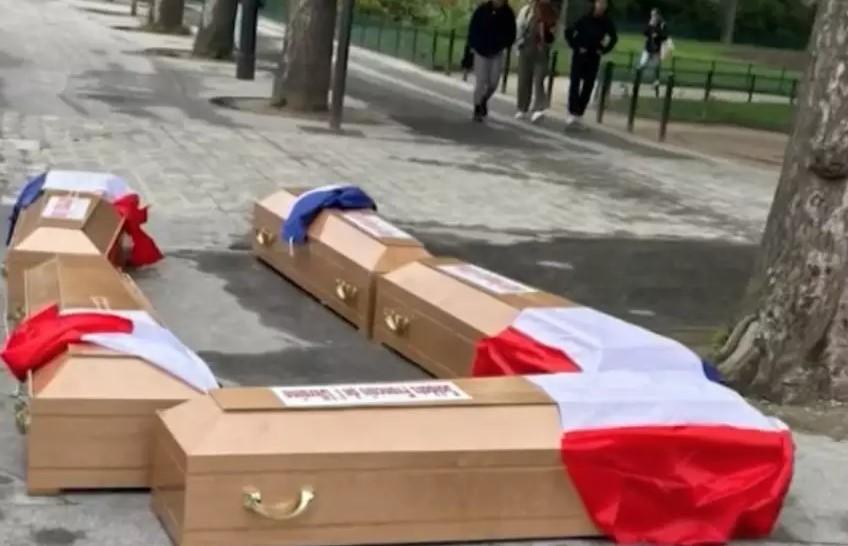 Polícia investiga caso de caixões postos em frente à torre Eiffel
