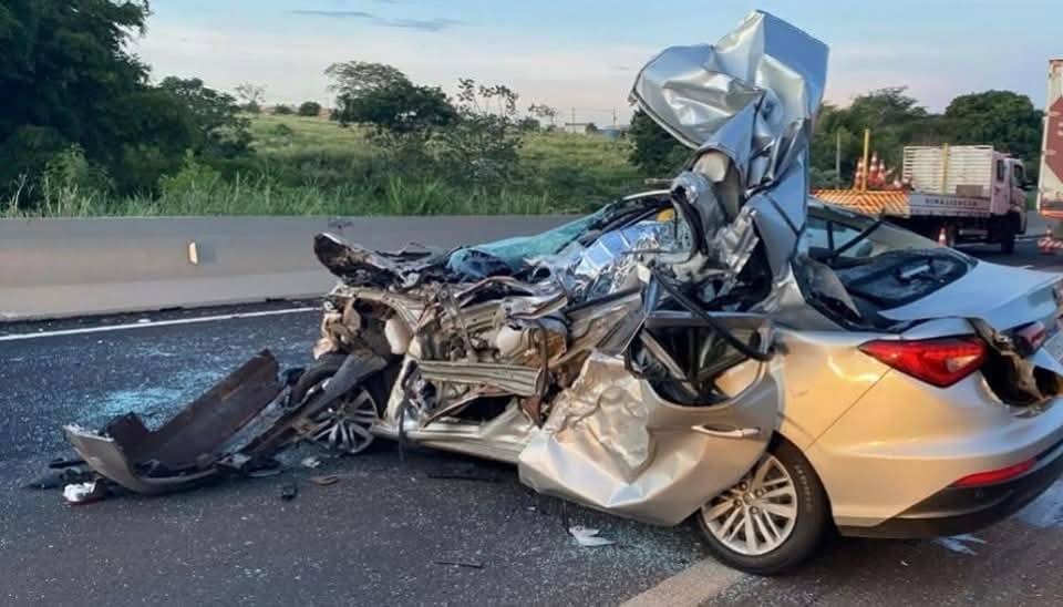 Homem morre em grave acidente entre carro e caminhão na SP-255