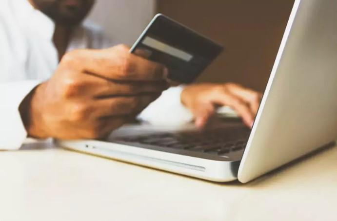 Juros do cartão de crédito rotativo sobem para 438,4% ao ano