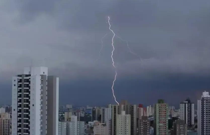 Saiba como se proteger de raios durante tempestades