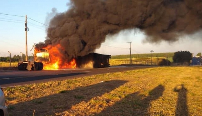 Caminhão carregado com bagaço de cana-de-açúcar tomba e pega fogo em rodovia de Olímpia