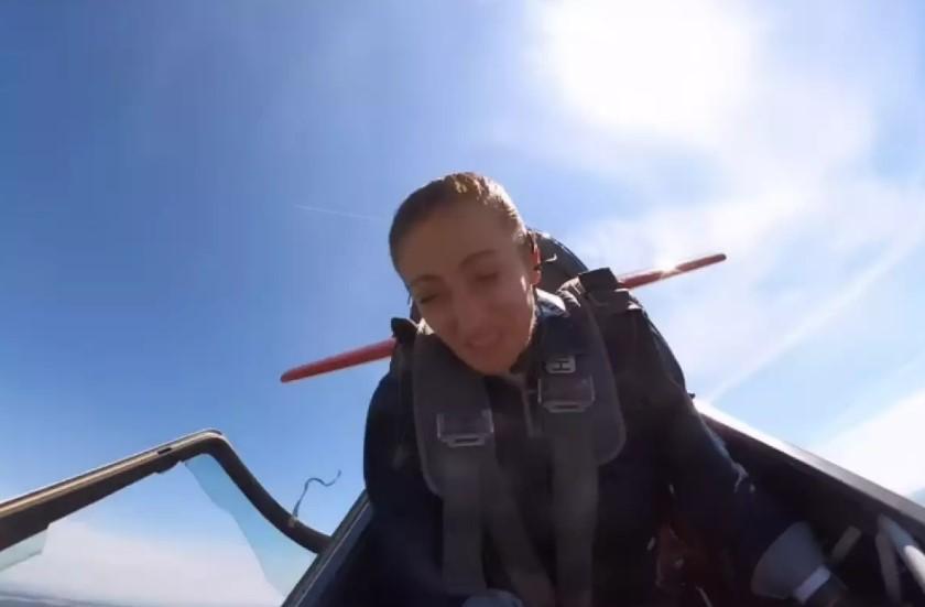 Piloto pousa de emergência após 'cabine' abrir durante voo; VÍDEO