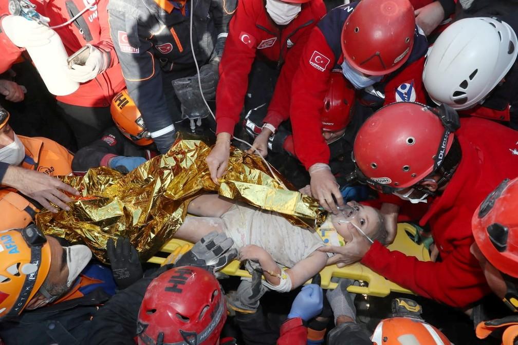 Menina de 4 anos é retirada viva de escombros 91 horas após terremoto na Turquia