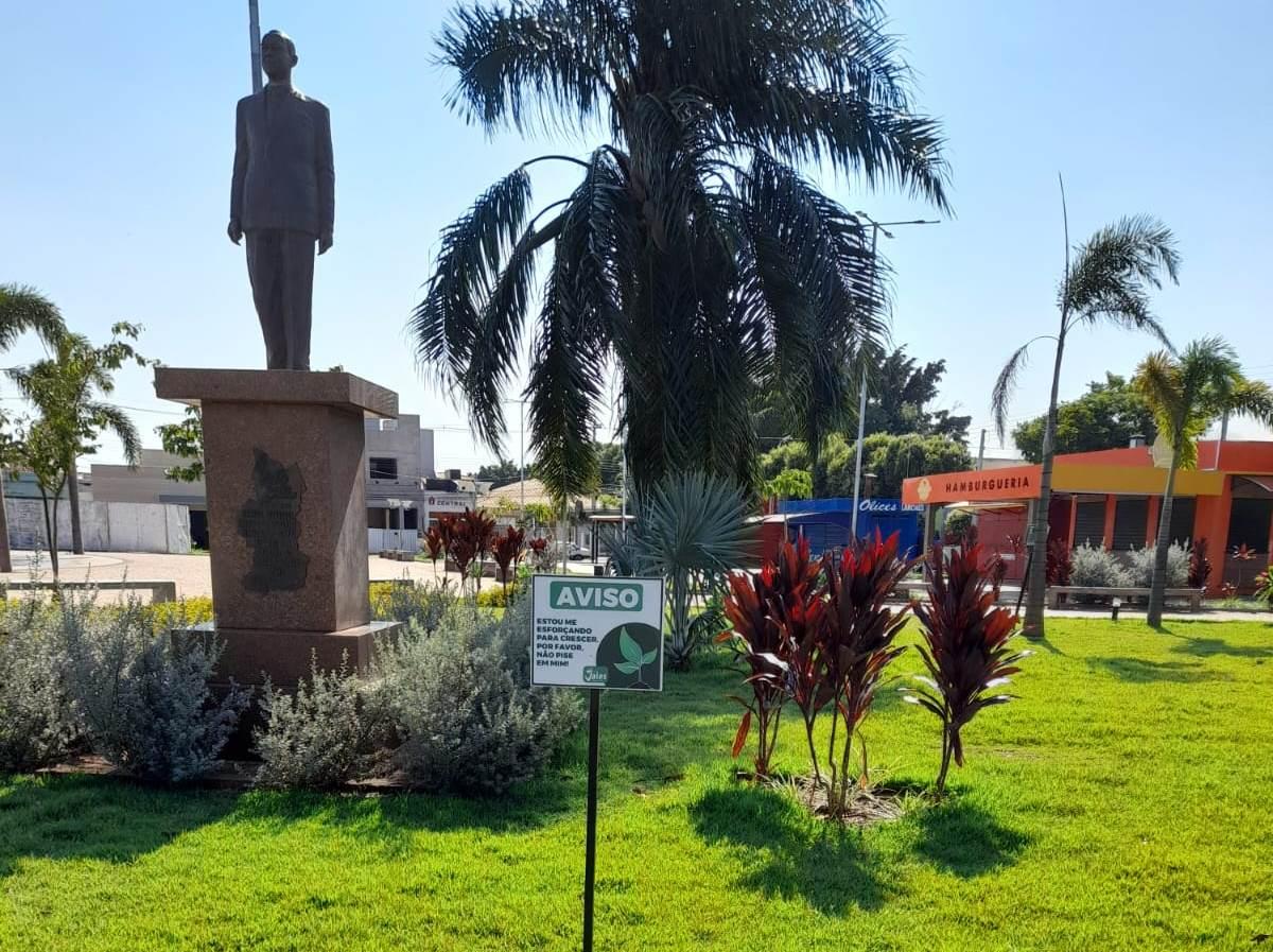 Prefeitura de Jales instala placas educativas em praças e canteiros da cidade A Voz das Cidades