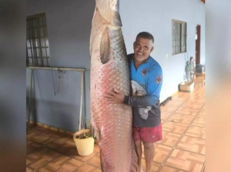 Pescador de Mira Estrela fisga pirarucu de 133 kg no Rio Grande