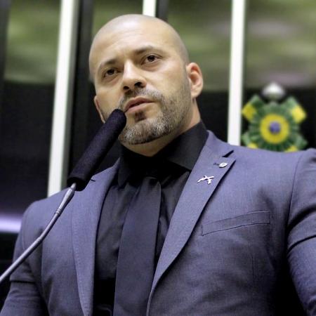 Alexandre de Moraes concede prisão domiciliar para Daniel Silveira.