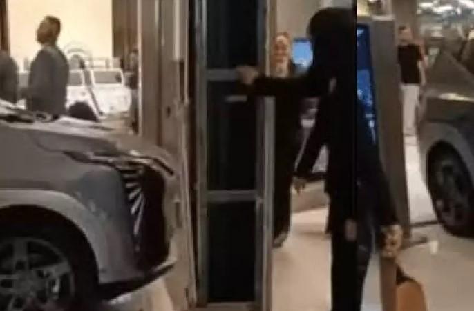 Criança bate carro de luxo em exposição; VÍDEO