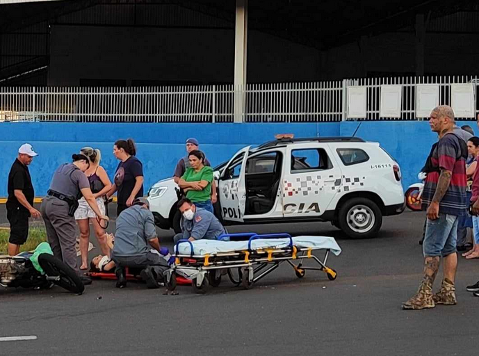 Jovem motociclista fica ferida após colisão em rotatória de Fernandópolis