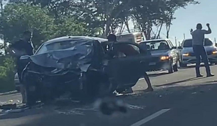 Colisão mata aposentado e deixa motorista preso nas ferragens