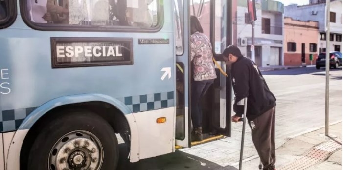 Projeto obriga ônibus a parar em qualquer lugar quando solicitado por pessoas com deficiência