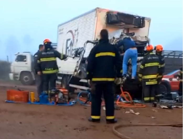 Acidente entre dois caminhões na Rodovia deixa um homem em estado grave