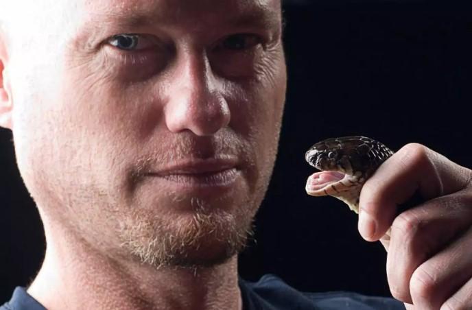 Homem picado por 200 cobras ajuda a criar antídoto universal