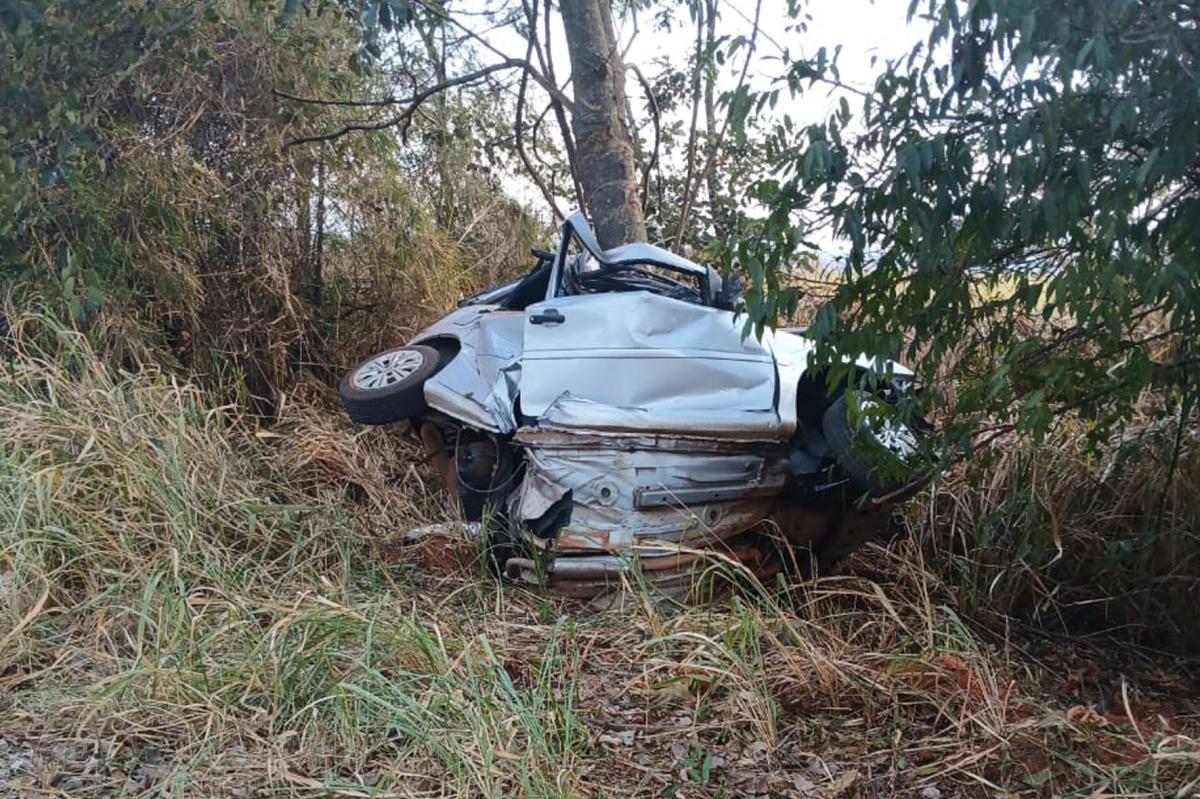 Mulher morre ao perder controle do carro e bater em árvore