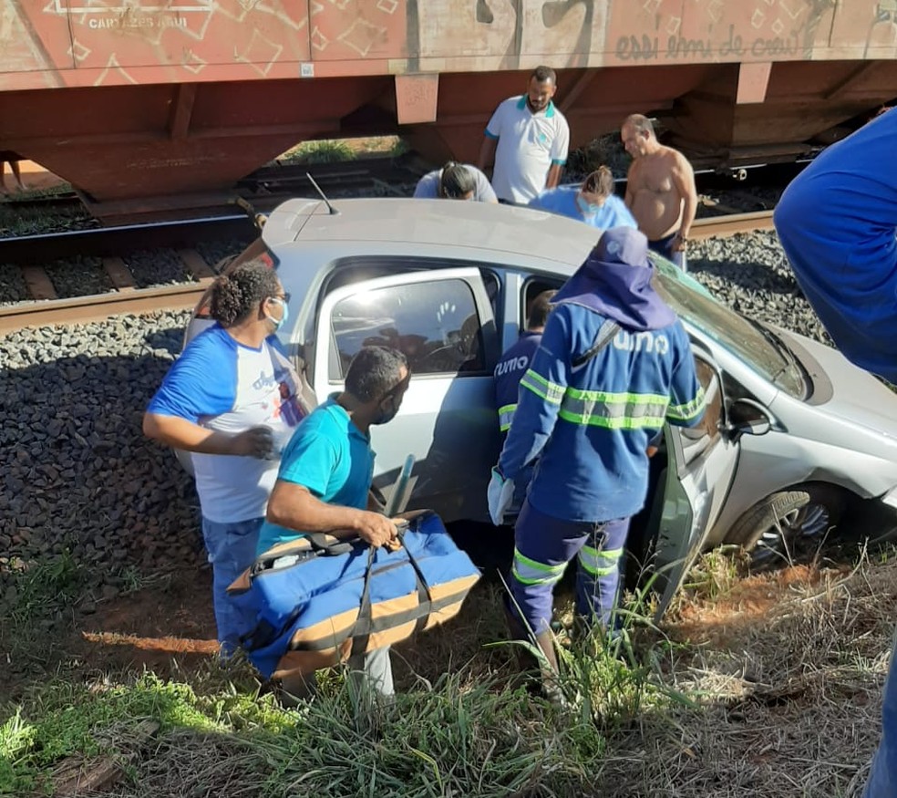 Casal fica ferido após ter carro atingido por trem em Valentim Gentil