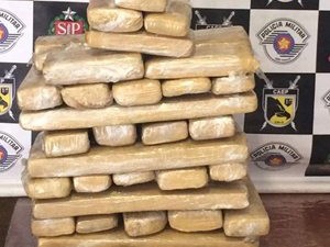 Mulheres são presas com drogas escondidas no parachoque do carro Polícia apreendeu 52 quilos de maconha em Rio Preto (SP). Mulher confessou que iria com amiga entregar droga em Campinas (SP)