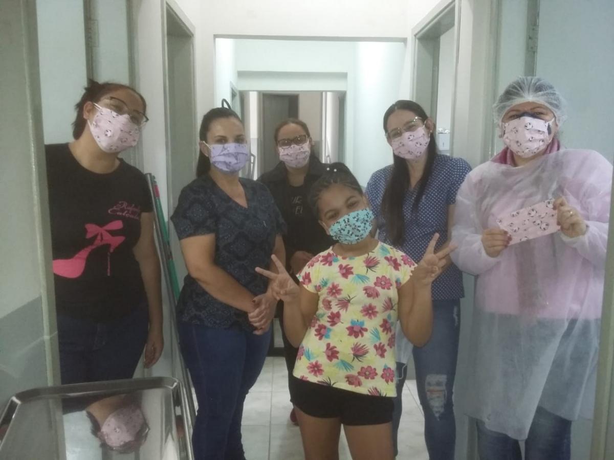 Aluna da rede municipal confecciona e doa máscaras para profissionais da Saúde