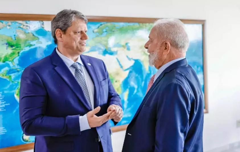 Conversa entre Lula e Tarcísio tem pragmatismo, clima leve, futebol e PAC