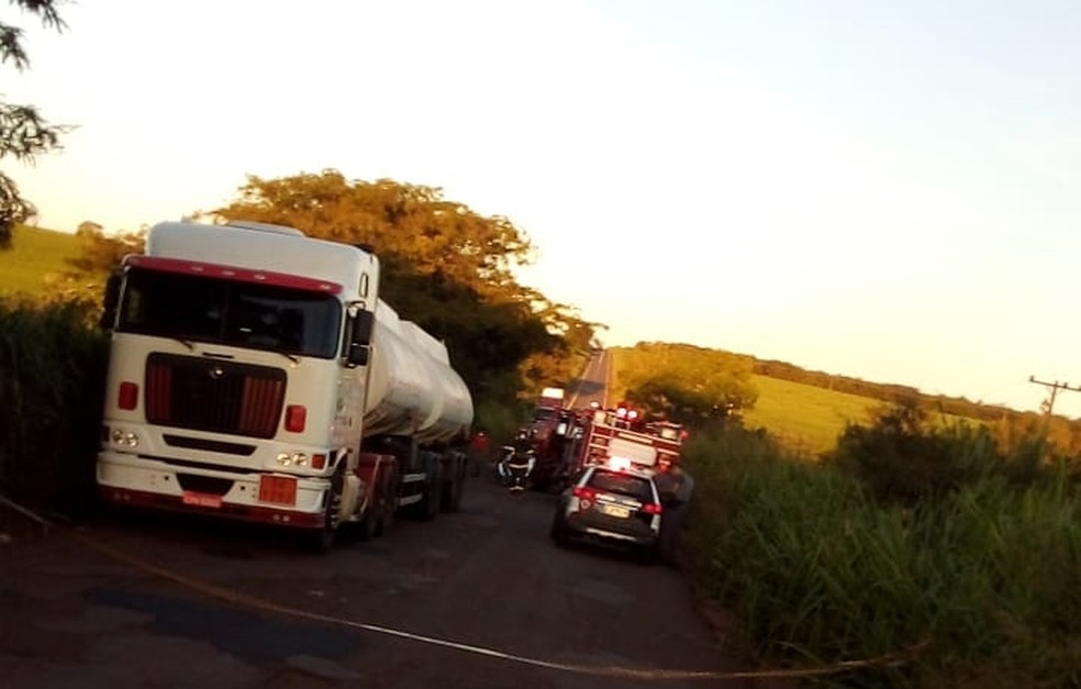 Acidente entre carro e carreta deixa cinco mortos em estrada vicinal de Itapura