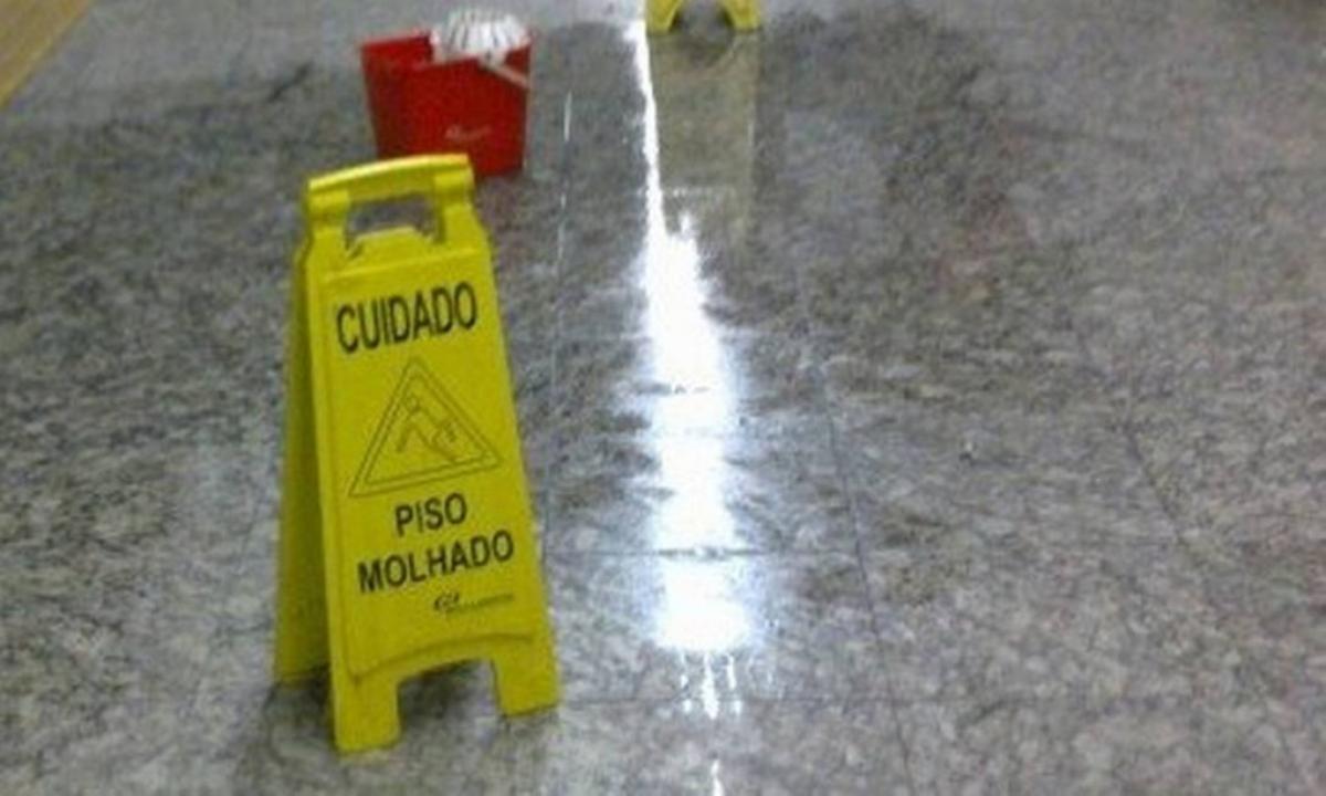 Loja de automóveis deve indenizar cliente que sofreu queda em piso molhado