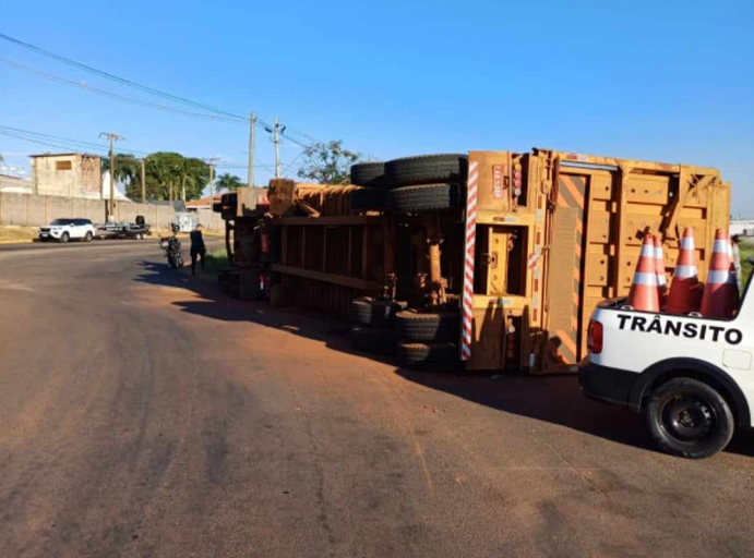 Bi-trem carregado com cana-de-açúcar tomba em rotatória em Fernandópolis
