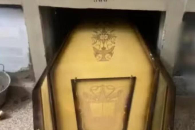 Enterro dura 3 horas porque caixão com obeso não coube na gaveta