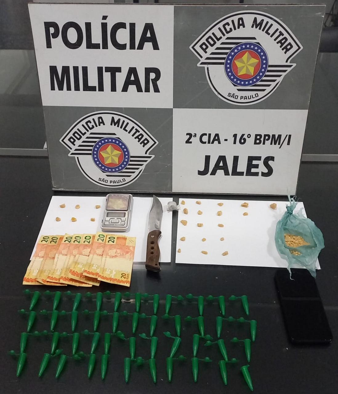 AÇÃO POLICIAL EM JALES: PM PRENDE TRAFICANTE E CUMPRE MANDADO DE PRISÃO NA VILA UNIÃO