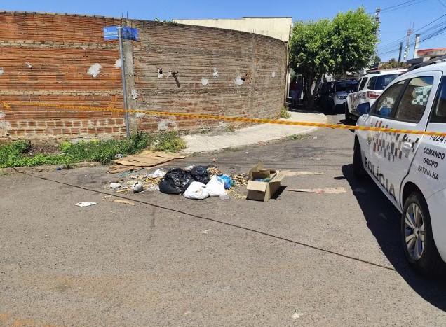 Recém-nascido com cordão umbilical é encontrado em caixa de papelão junto a lixo no interior de SP